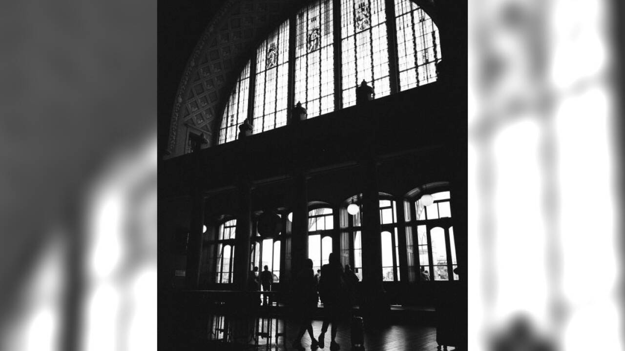 Nur einen kurzen Fußweg vom Herzen der Stadt entfernt: der Prager Hauptbahnhof im Jugendstil. 