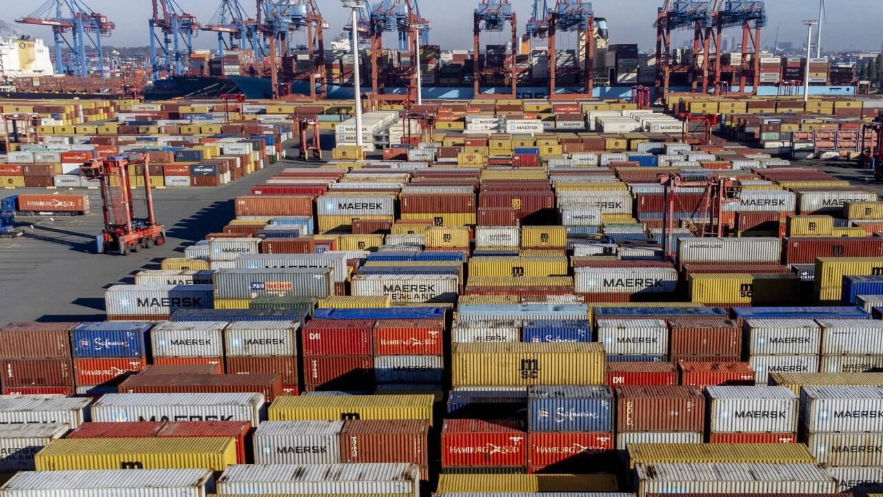 Mit seiner einsamen Entscheidung, dem chinesischen Staatsunternehmen Cosco den Einstieg bei einem Terminal im Hamburger Hafen zu erlauben, hat Olaf Scholz vor seiner Abreise ein Zeichen gesetzt, das vielen bitter aufstößt. 