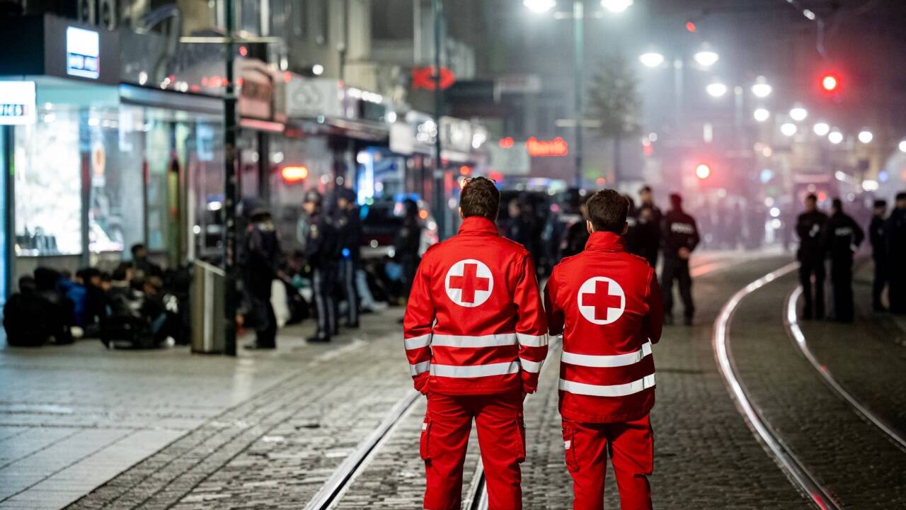 Rettung und Polizei standen in der Krawallnacht im Großeinsatz. Rettung und Polizei standen in der Krawallnacht im Großeinsatz.