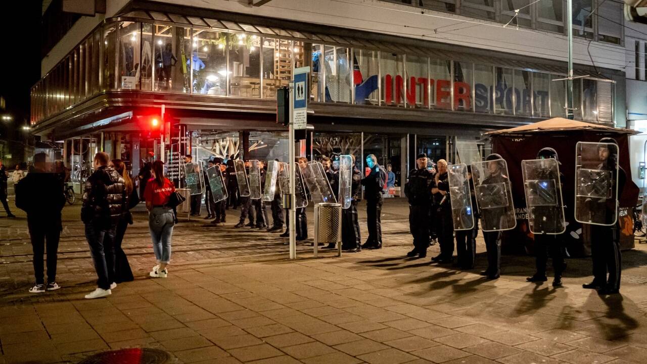 Nächtlicher Großeinsatz der Polizei bei den Ausschreitungen in Linz. Nächtlicher Großeinsatz der Polizei bei den Ausschreitungen in Linz.