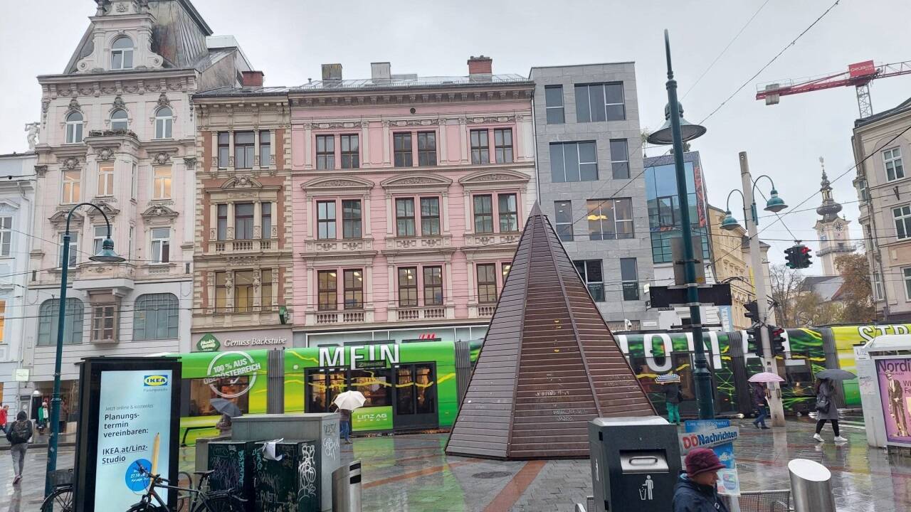 Der Taubenmarkt ist ein belebter Platz im Herzen von Linz. Der Taubenmarkt ist ein belebter Platz im Herzen von Linz.