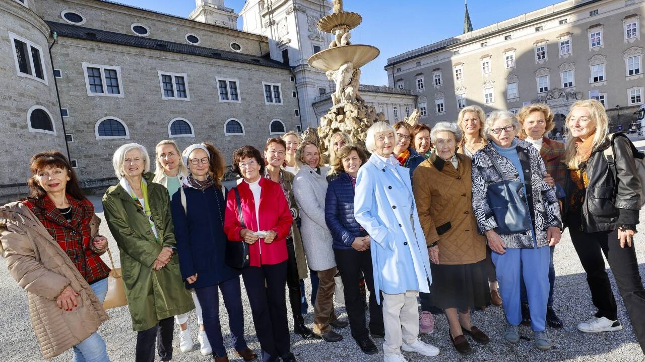 Teilnehmerinnen des Vormittagskurses der Salzburger Spieltanzschule auf dem Residenzplatz. 