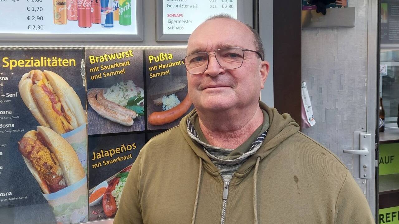 Jürgen Auinger, Würstelstandler am Linzer Taubenmarkt. Jürgen Auinger, Würstelstandler am Linzer Taubenmarkt.