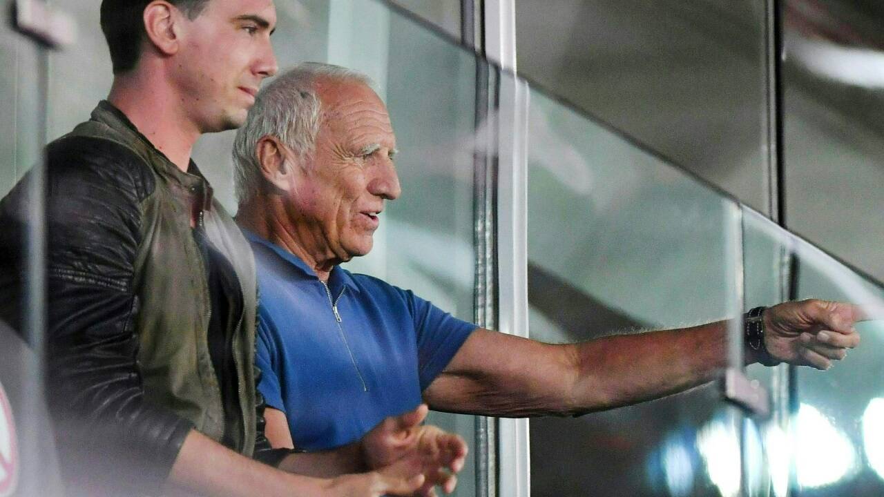 Mark Mateschitz, hier mit seinem Vater Dietrich in der Bullen-Arena, spielt als 49-Prozent-Gesellschafter künftig eine Schlüsselrolle bei Red Bull. Mark Mateschitz, hier mit seinem Vater Dietrich in der Bullen-Arena, spielt als 49-Prozent-Gesellschafter künftig eine Schlüsselrolle bei Red Bull.
