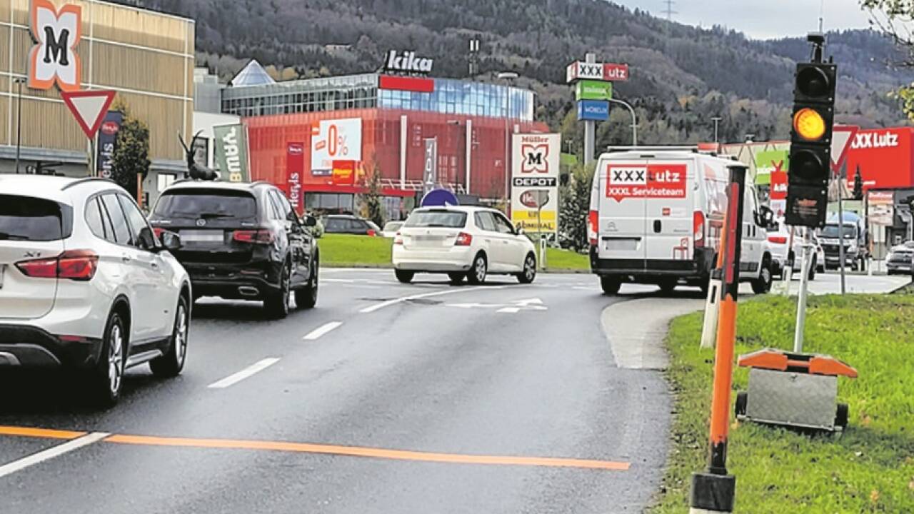 Meistens blinkt die Ampel gelb. Ab 16.30 Uhr ist sie zeitweise rot oder grün. 