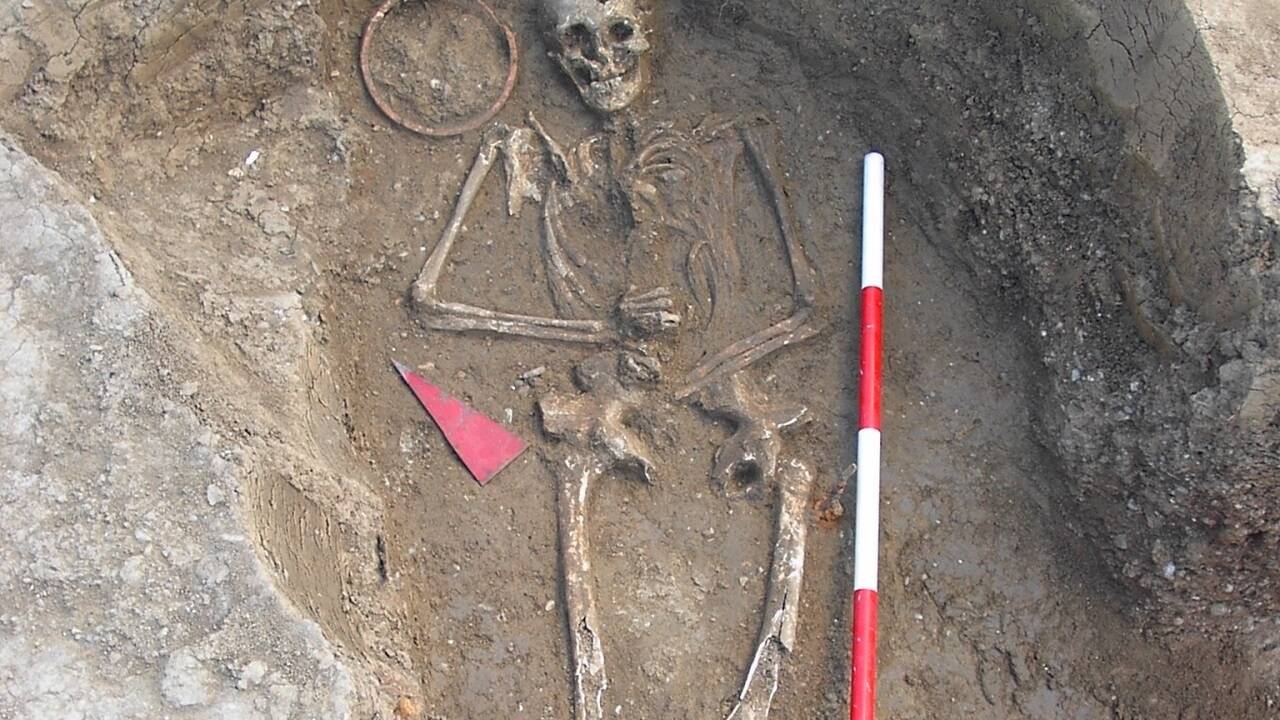 Die Forscherinnen und Forscher untersuchen Gräber aus der Römerzeit. 