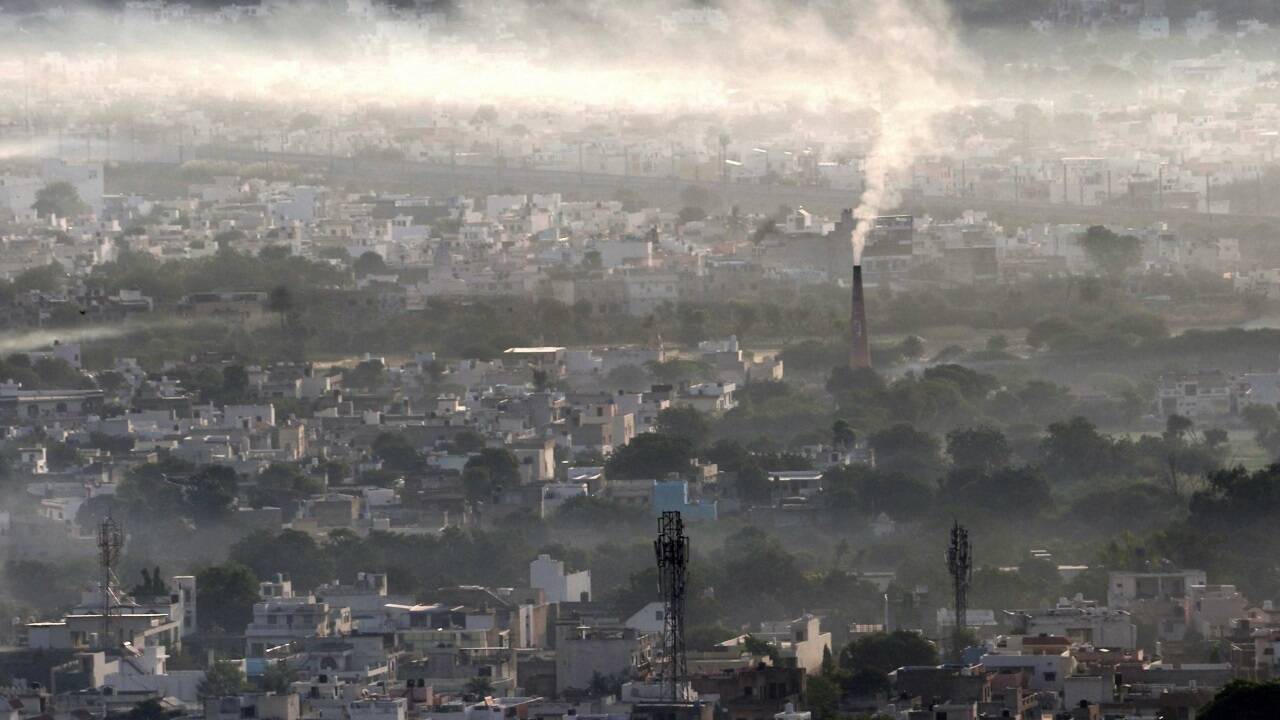 Kohle ist unter den fossilen Brennstoffen der giftigste und klimaschädlichste. Im Bild Smog über der Stadt Ajmer in Nordindien. Das Land deckt einen Großteil seines Strombedarfs mit Kohle. Kohle ist unter den fossilen Brennstoffen der giftigste und klimaschädlichste. Im Bild Smog über der Stadt Ajmer in Nordindien. Das Land deckt einen Großteil seines Strombedarfs mit Kohle.