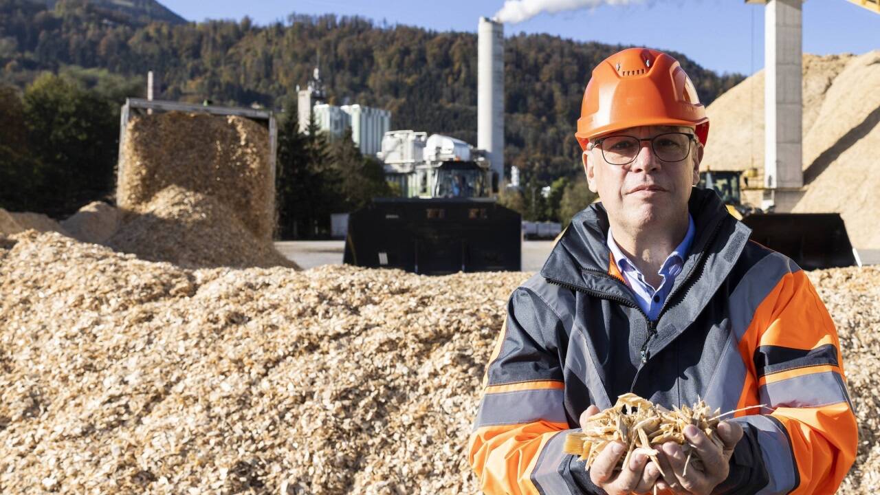 Wolfram Kalt ist seit Sommer Geschäftsführer der Austrocel GmbH in Hallein. Das Unternehmen verarbeitet Holzreste zu Fasern aus Holz und liefert diese an die Textil-, Lebensmittel- und Pharmaindustrie. Wolfram Kalt ist seit Sommer Geschäftsführer der Austrocel GmbH in Hallein. Das Unternehmen verarbeitet Holzreste zu Fasern aus Holz und liefert diese an die Textil-, Lebensmittel- und Pharmaindustrie.