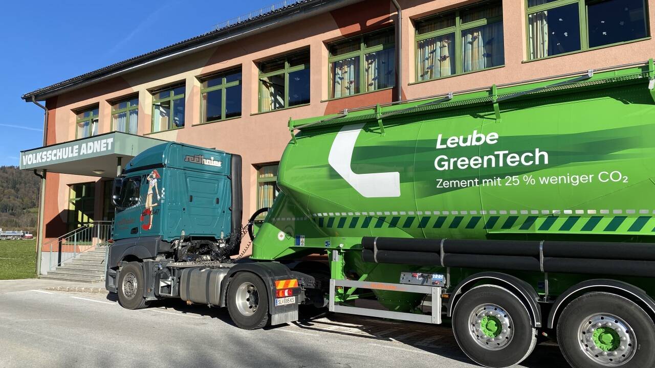 Grüner Beton für die neue Volksschule in Adnet. 