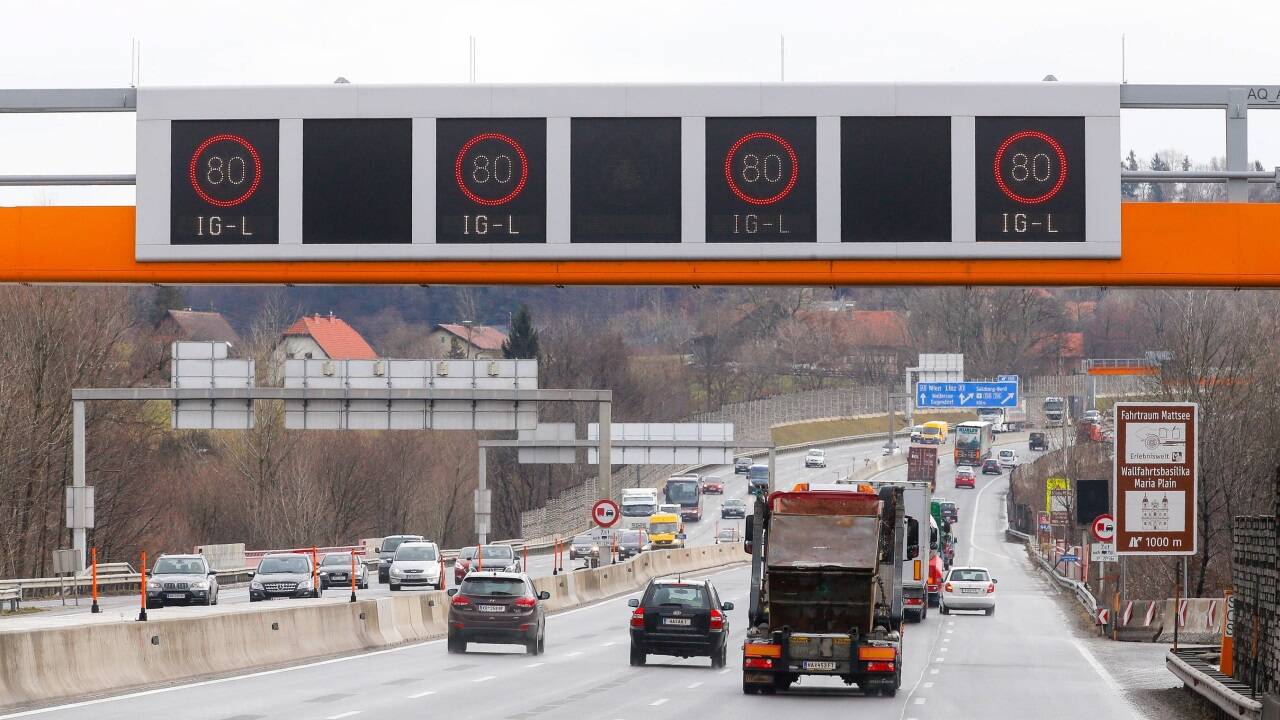 Seit 4. März 2015 galt ein flexibles Tempolimit (IG-L 80) auf der Salzburger Stadtautobahn. Nun kehrt mit 14. November um 12 Uhr Tempo 100 zurück. Seit 4. März 2015 galt ein flexibles Tempolimit (IG-L 80) auf der Salzburger Stadtautobahn. Nun kehrt mit 14. November um 12 Uhr Tempo 100 zurück.