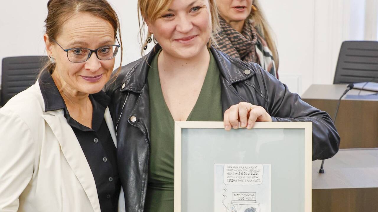 Von Stadträtin Anna Schiester gab es für die Parteikollegin eine Wizany-Karikatur.  