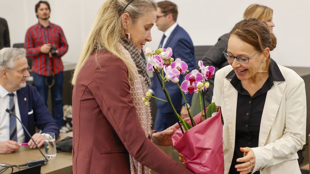 Eine Orchidee gab es von der grünen Klubchefin Kimbie Humer-Vogl.  