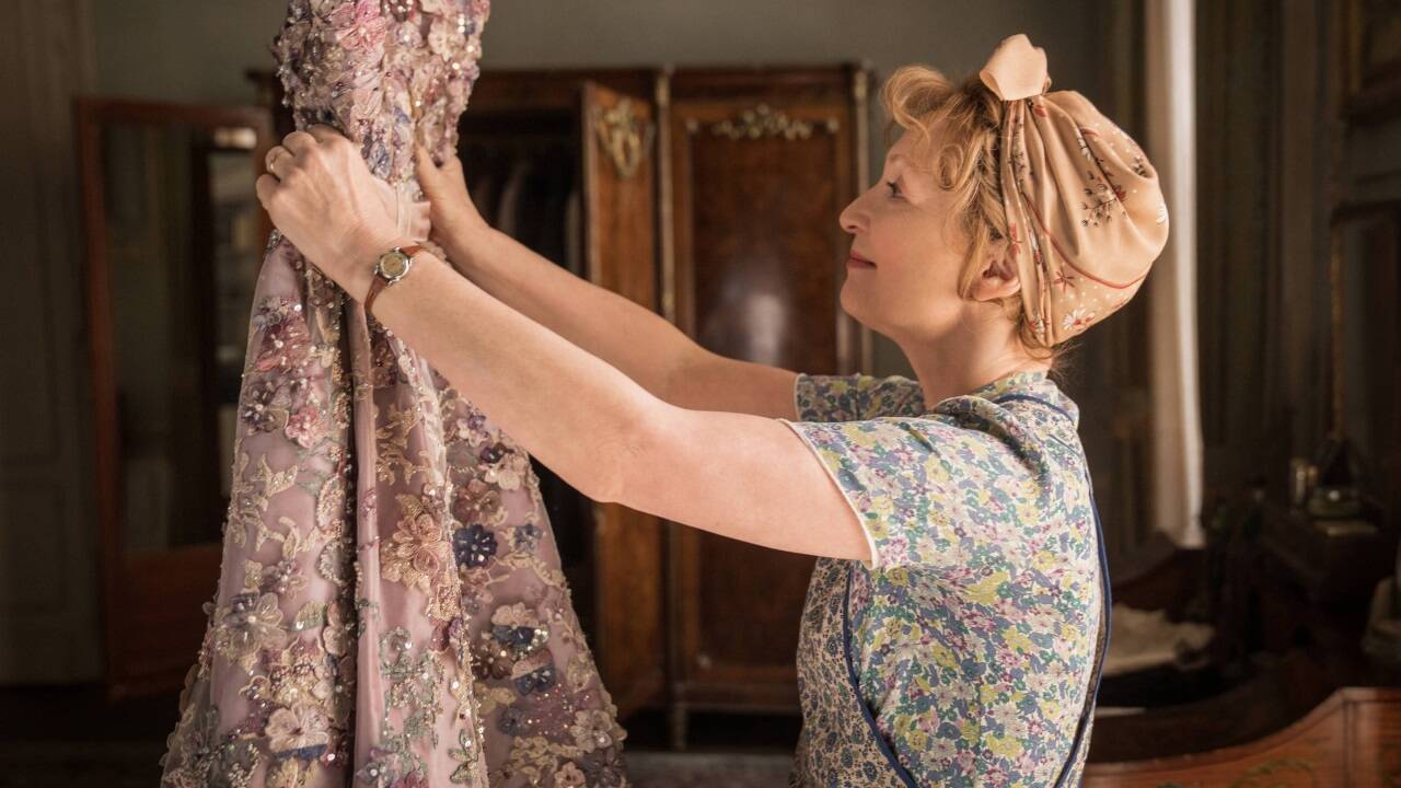 Bilder zum Film „Mrs. Harris und ein Kleid von Dior“. 