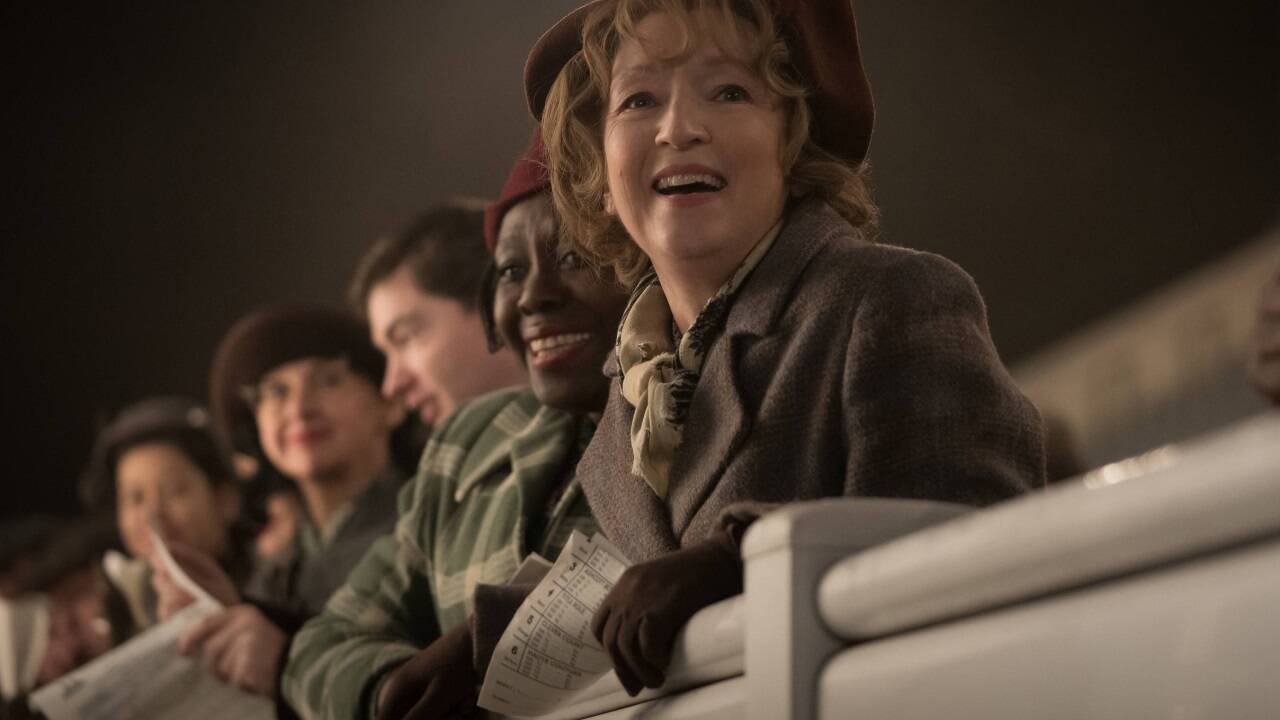 Bilder zum Film „Mrs. Harris und ein Kleid von Dior“. 