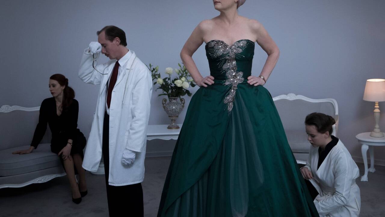 Bilder zum Film „Mrs. Harris und ein Kleid von Dior“. 