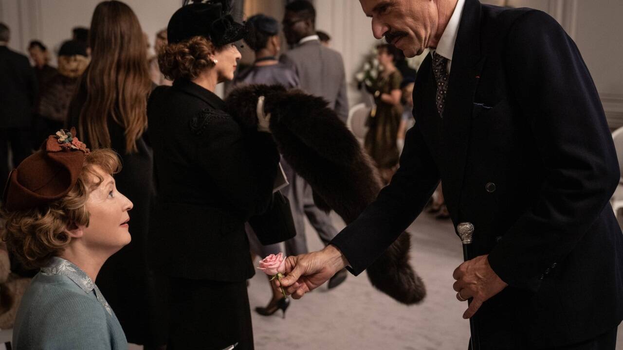 Bilder zum Film „Mrs. Harris und ein Kleid von Dior“. 