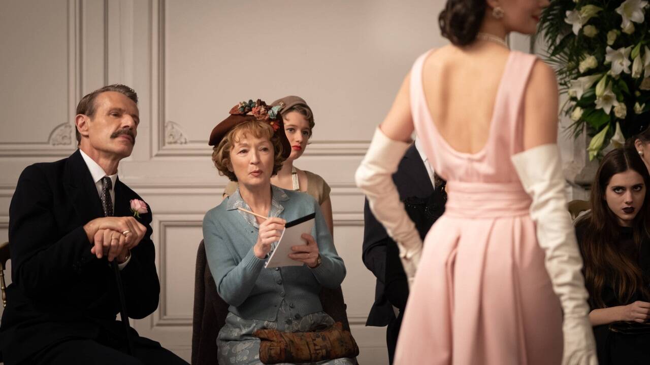 Bilder zum Film „Mrs. Harris und ein Kleid von Dior“. 