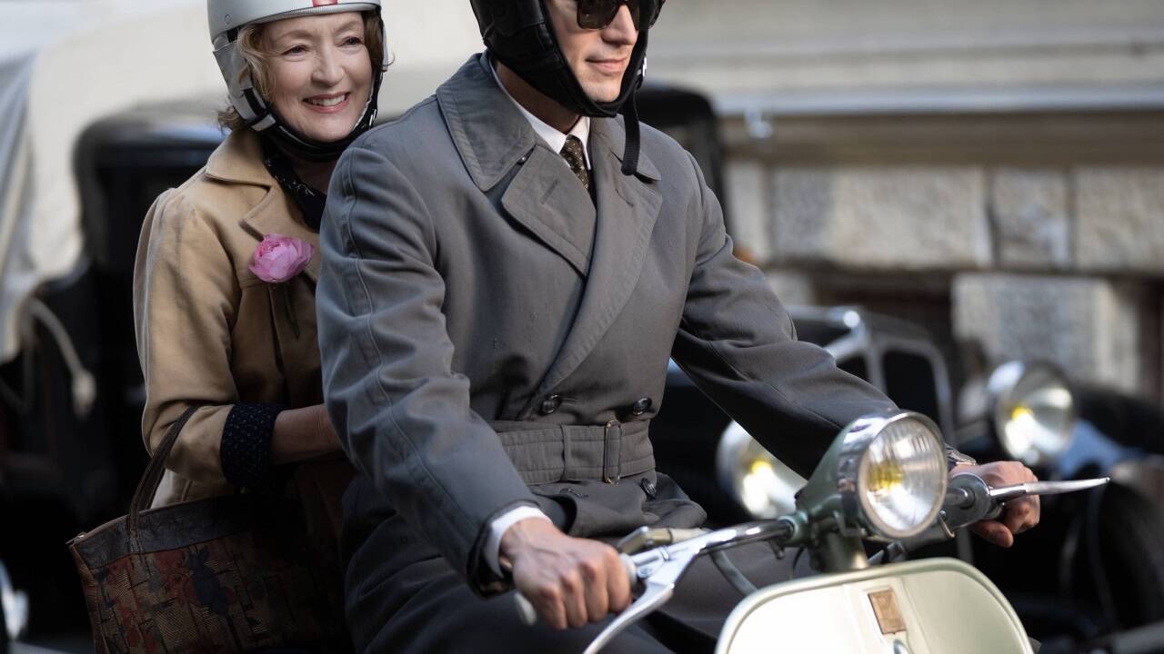 Bilder zum Film „Mrs. Harris und ein Kleid von Dior“. 