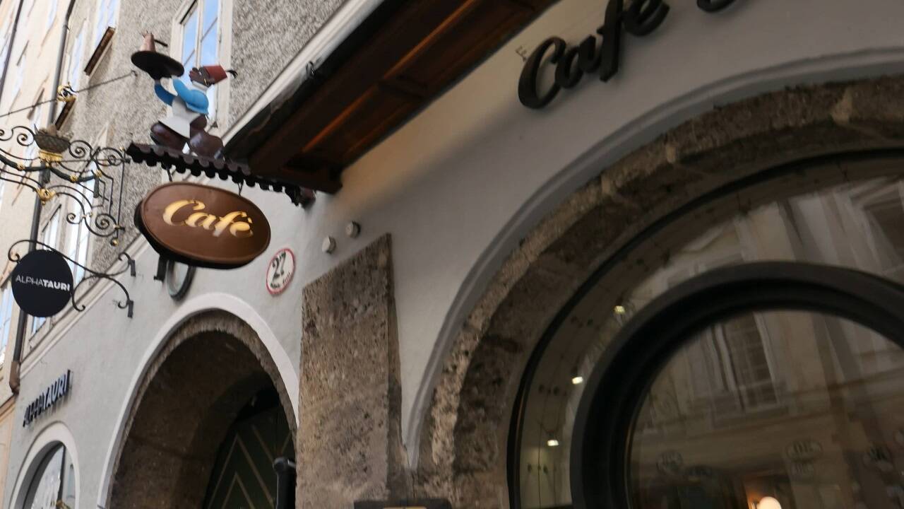 Das Mohrenschild beim Vordereingang des Cafés Getreidegasse.  