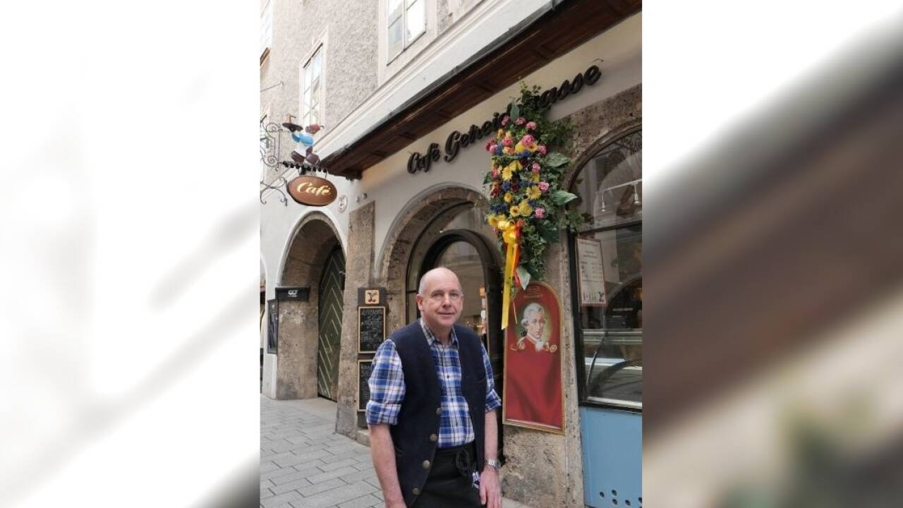 Cafetier Bernhard Mittermayer posiert vor seinem Café in der Getreidegasse.  