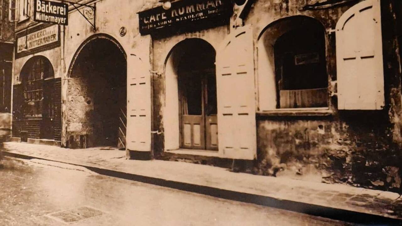 Ein historisches Bild des Cafés in der Getreidegasse, damals hieß es Café Kommar.  