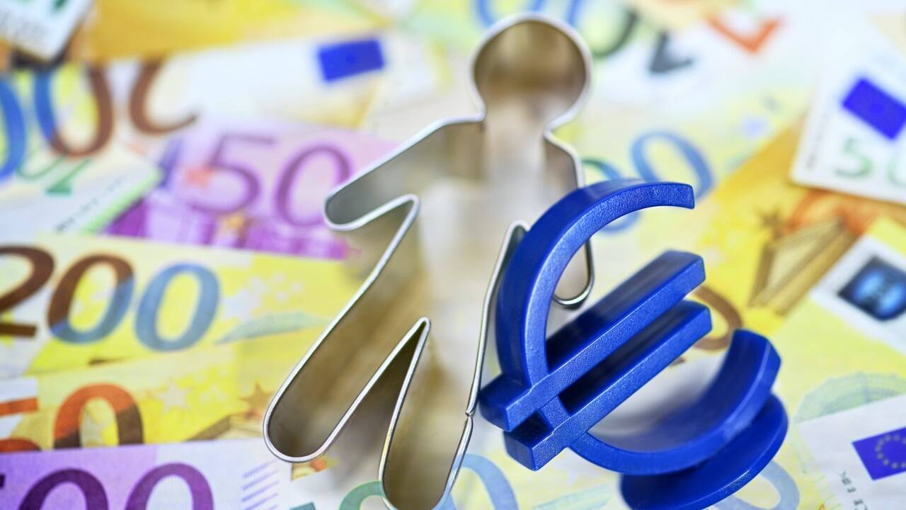 Sind weniger als 2000 Euro brutto im Monat genug zum Leben? Sind weniger als 2000 Euro brutto im Monat genug zum Leben?