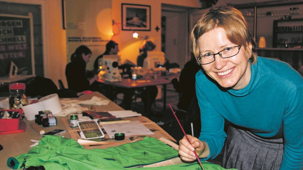 Im Archivbild werkt Christine Brandstätter in der Flickwerkstatt: Nachhaltigkeit und Klimaschutz sind ihr ein Bedürfnis.  