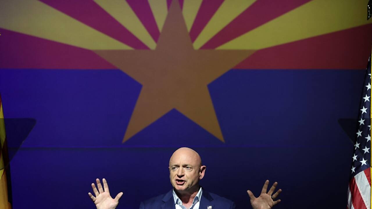Mark Kelly vor der Flagge von Arizona 