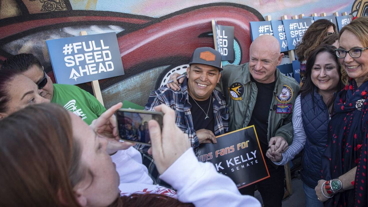 Siege von Mark Kelly (Mitte) in Arizona und Catherine Cortez Masto in Nevada sichern die Senatsmehrheit. 