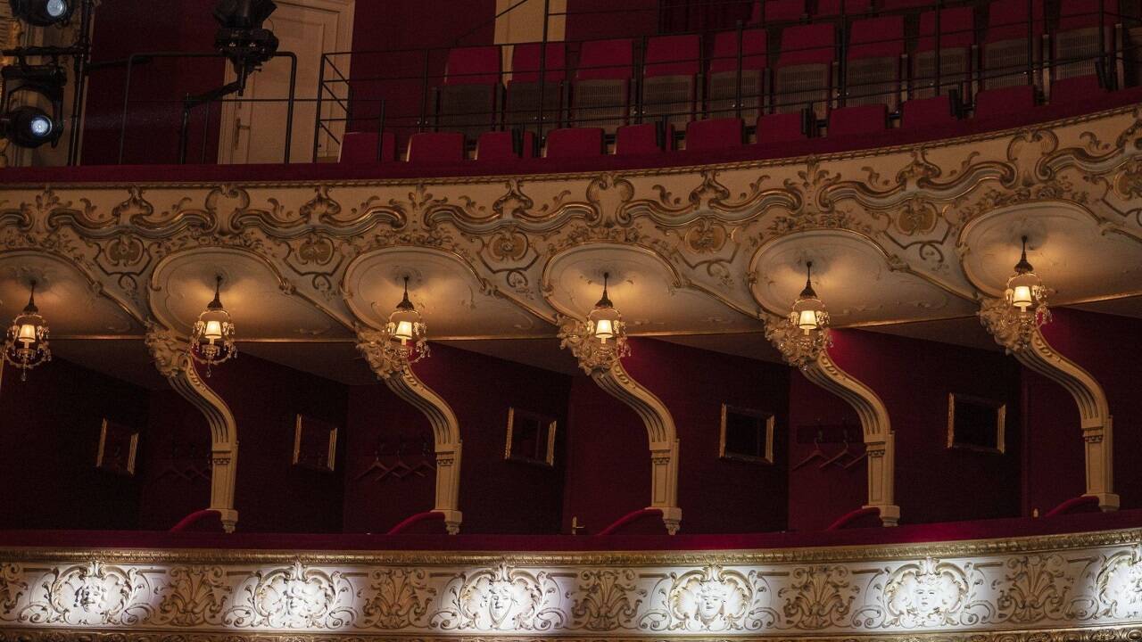 Die beleuchteten Masken an den Logen des Salzburger Landestheaters 