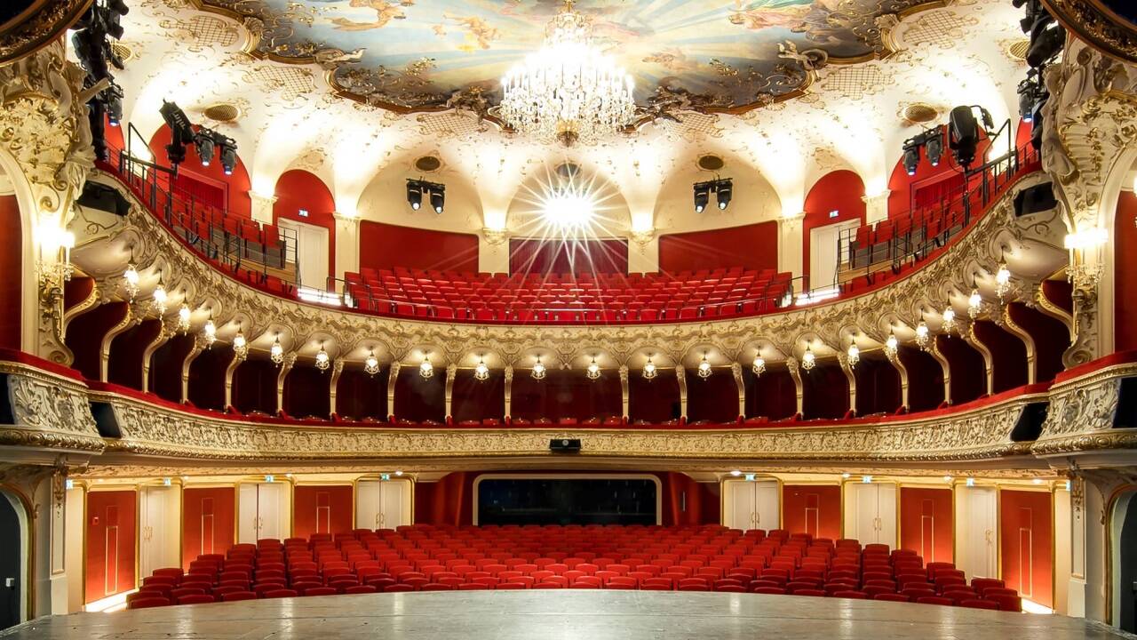 Renovierter Zuschauerraum des Salzburger Landestheaters  