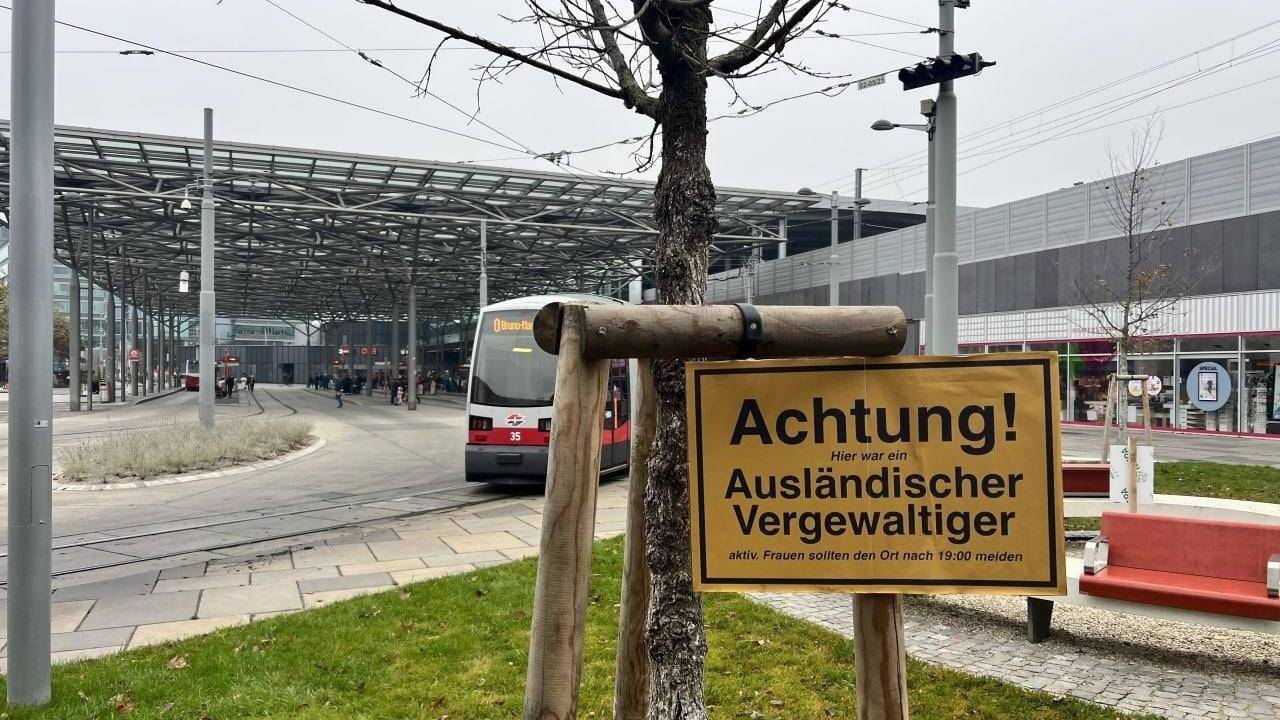 Eine SN-Leserin machte auf diese Schilder in Wien aufmerksam.  