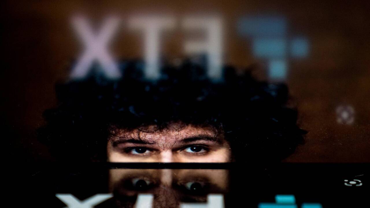 Auf einem Bild des 30-jährigen Gründers der Kryptobörse FTX, Samuel Bankman-Fried, spiegelt sich das Logo des Unternehmens, das am Freitag Insolvenz anmelden musste. Auf einem Bild des 30-jährigen Gründers der Kryptobörse FTX, Samuel Bankman-Fried, spiegelt sich das Logo des Unternehmens, das am Freitag Insolvenz anmelden musste.
