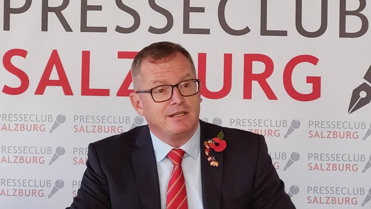 Der Unternehmensberater Gunther Fehlinger (54) sammelt Unterschriften für ein Volksbegehren, das den Beitritt Österreichs zum westlichen Verteidigungsbündnis Nato zum Ziel hat.  Der Unternehmensberater Gunther Fehlinger (54) sammelt Unterschriften für ein Volksbegehren, das den Beitritt Österreichs zum westlichen Verteidigungsbündnis Nato zum Ziel hat.