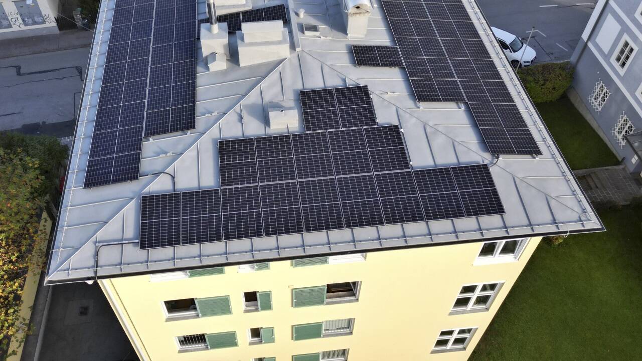 Die neue PV-Anlage auf dem Dach eines Mehrparteienhauses in Salzburg-Stadt.   Die neue PV-Anlage auf dem Dach eines Mehrparteienhauses in Salzburg-Stadt.
