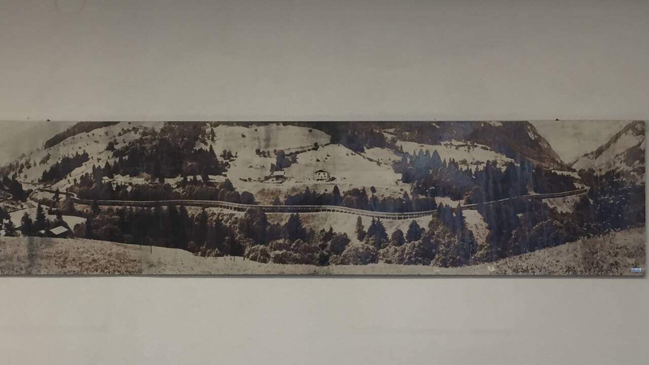 Eine historische Ansicht des Holzgerinnes des Kraftwerks Großarl.  