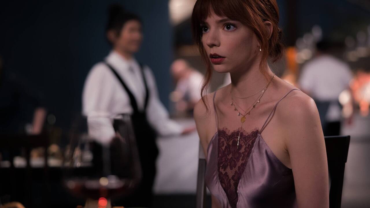 Anya Taylor-Joy bietet als Margot in „The Menu“ ihrem Chef (Ralph FIennes) die Stirn. Anya Taylor-Joy bietet als Margot in „The Menu“ ihrem Chef (Ralph FIennes) die Stirn.