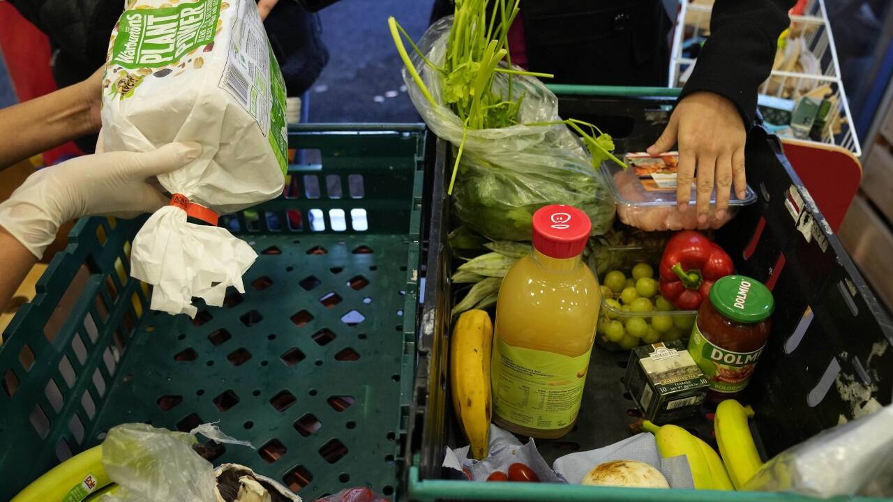 Menschenschlangen bilden sich an den Tafeln, wo Essen ausgegeben wird. Viele können sich ihr Essen nicht mehr leisten.  