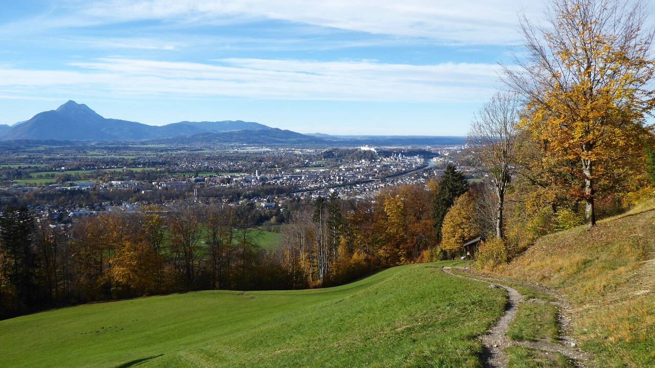Herbstliche Aussichten auf die Stadt Salzburg und die Berchtesgadener Alpen. Herbstliche Aussichten auf die Stadt Salzburg und die Berchtesgadener Alpen.