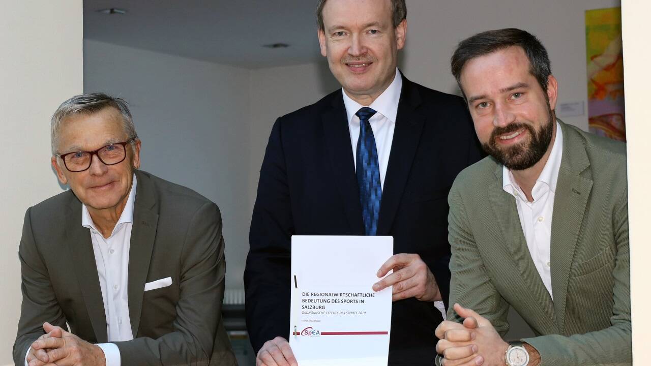 Tag 1: Landesrat Stefan Schnöll (r.) mit Wirtschaftskammer-Präsident Peter Buchmüller und SportsEconAustria-Geschäftsführer Christian Helmenstein (M.) am Montag, 14. November, bei der Präsentation der Studie „Die regionalwirtschaftliche Bedeutung des Sports in Salzburg“. Tag 1: Landesrat Stefan Schnöll (r.) mit Wirtschaftskammer-Präsident Peter Buchmüller und SportsEconAustria-Geschäftsführer Christian Helmenstein (M.) am Montag, 14. November, bei der Präsentation der Studie „Die regionalwirtschaftliche Bedeutung des Sports in Salzburg“.
