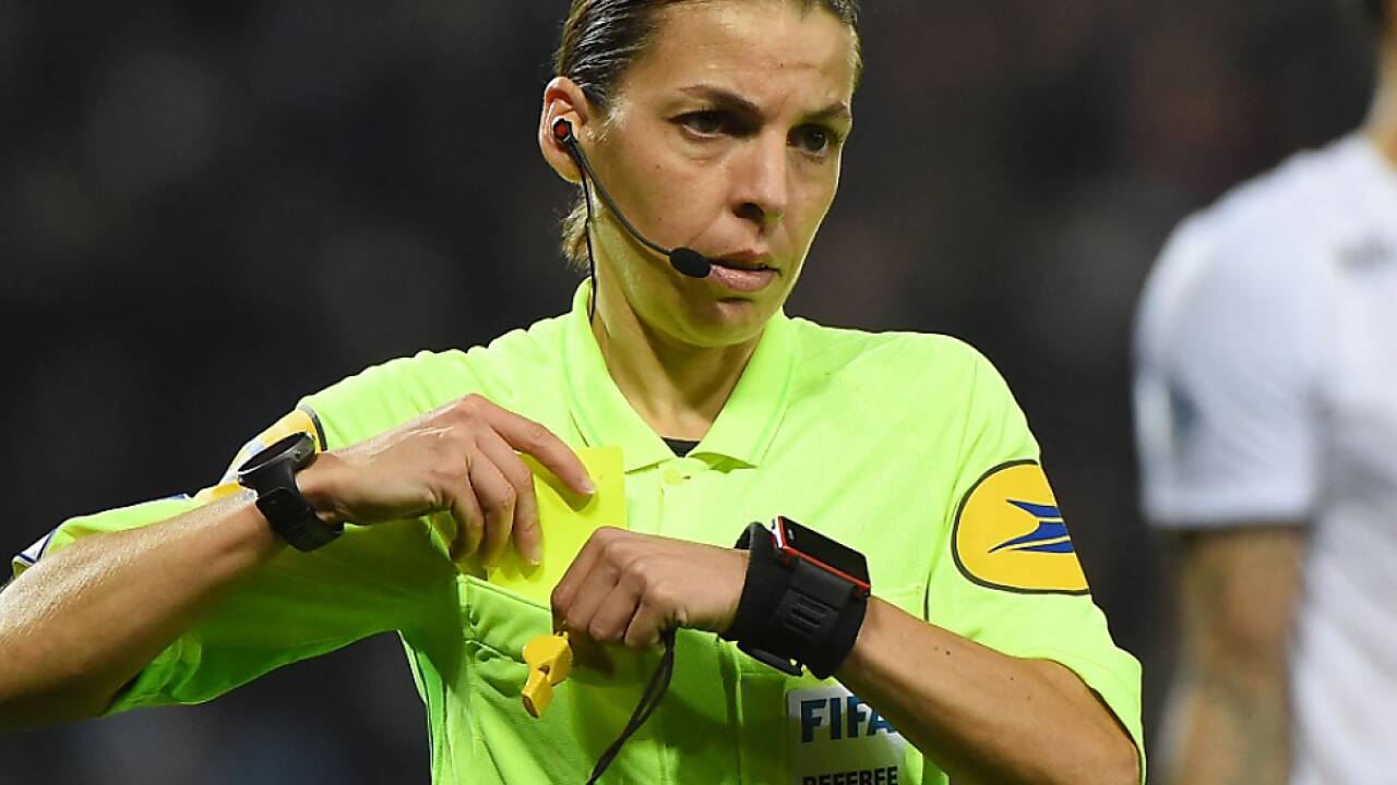 Wird auch in Katar pfeifen: Stephanie Frappart 