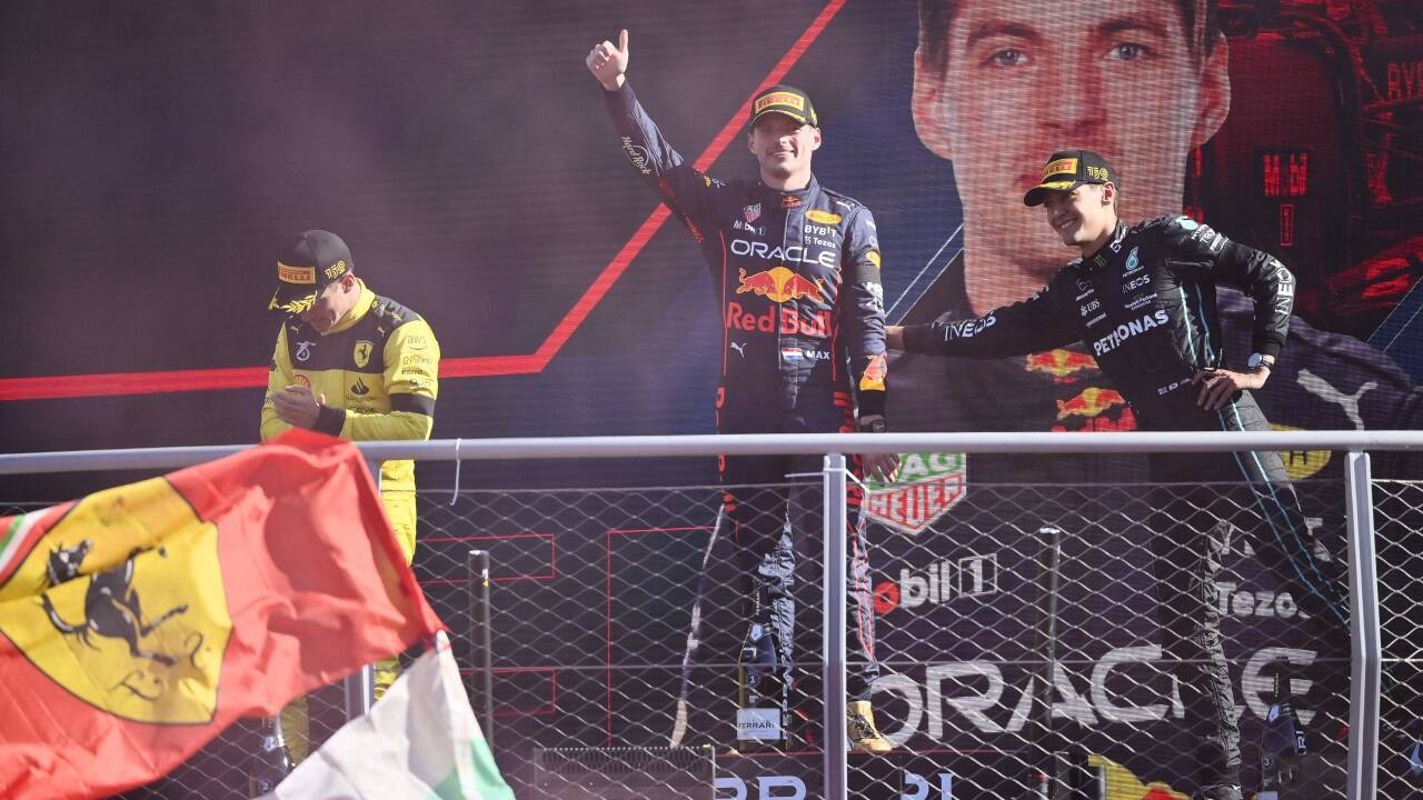 Charles Leclerc, Max Verstappen und George Russell (von links nach rechts). 