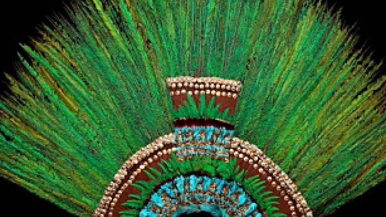 Der Federkopfschmuck wird in Fächerform ausgestellt, in der Mitte ist er 110 cm hoch und bis zu 175 cm breit.   Der Federkopfschmuck wird in Fächerform ausgestellt, in der Mitte ist er 110 cm hoch und bis zu 175 cm breit.