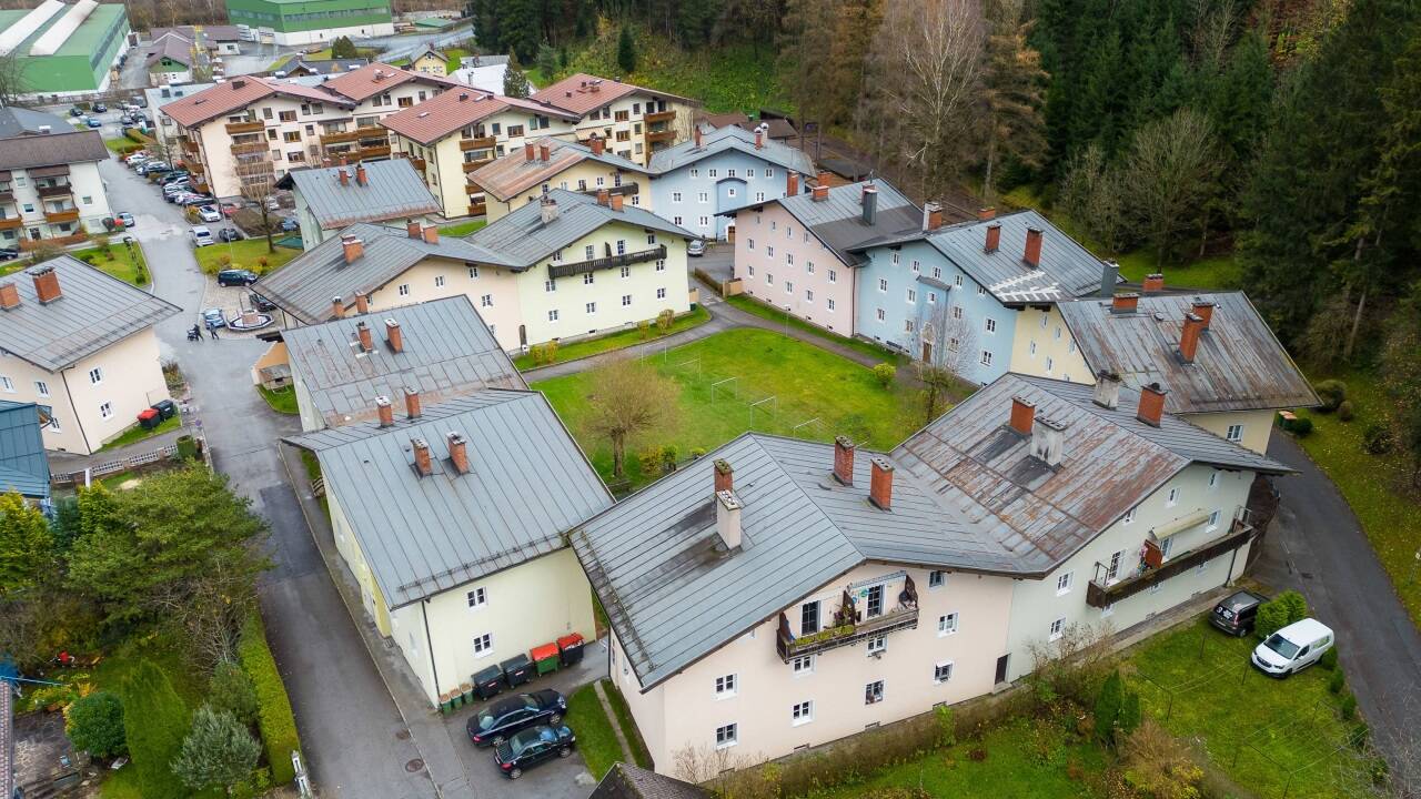 Luftaufnahme der ehemaligen Werkssiedlung, im Hintergrund das Eisenwerk (grüne Gebäude). 