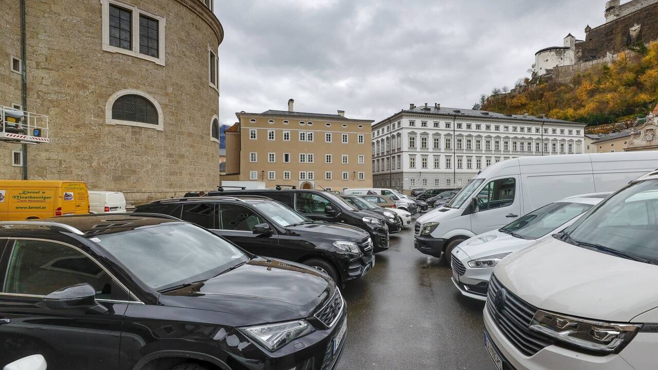 Der Kapitelplatz war am Freitagnachmittag mit parkenden Autos überfüllt. 