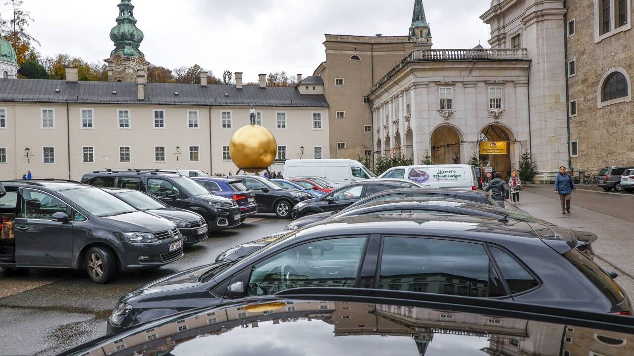 Der Kapitelplatz war am Freitagnachmittag mit parkenden Autos überfüllt. 