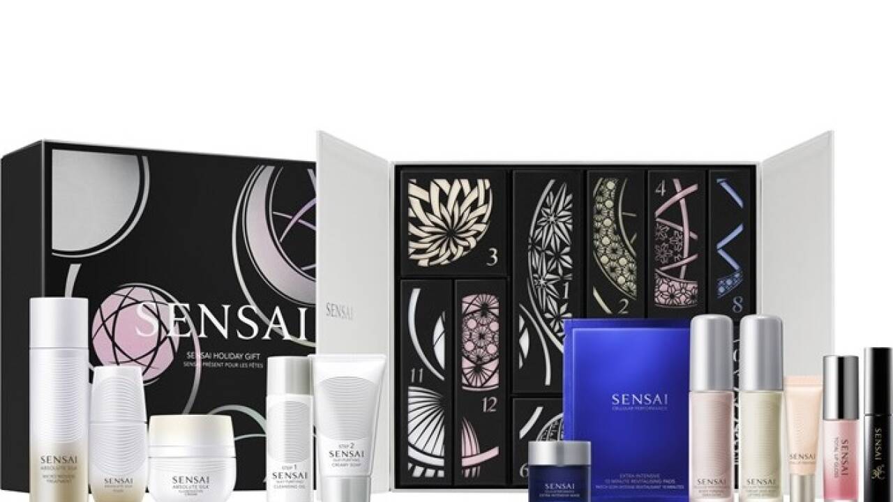 Das Holiday Gift Set 2022 der japanischen Luxusmarke Sensai mit zwölf Bestsellern in Mini- bzw. Reisegrößen. 
