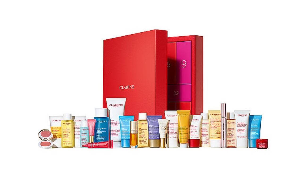Der Adventkalender der französischen Pflegemarke Clarins enthält Pflegeprodukte für Gesicht und Körper sowie Make-up.  