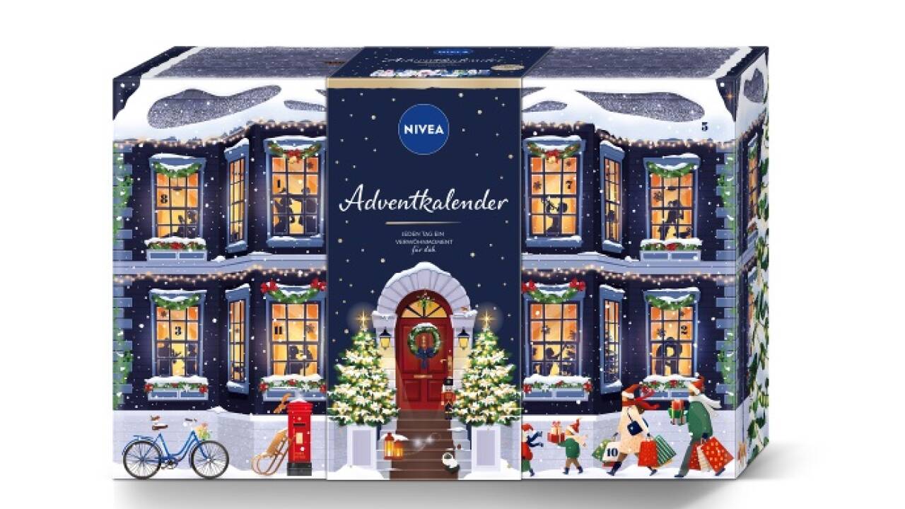 Der Adventkalender von Nivea enthält nicht nur Pflegeprodukte, sondern auch Accessoires und weihnachtliche Keksausstecher.  