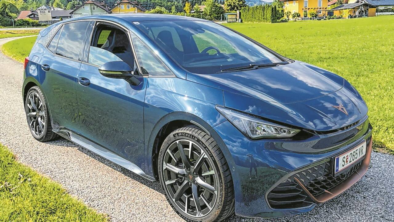 Äußerst sportlich, aber kein Leichtgewicht: der Cupra Born mit 77-kWh-Akku. 